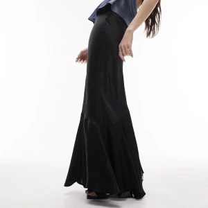 Svart maxikjol - En svart maxikjol med asymmetrisk sömm🤍 Aldrig använd. 2 av bilderna från deras hemsida. (Köparen står för frakten) 