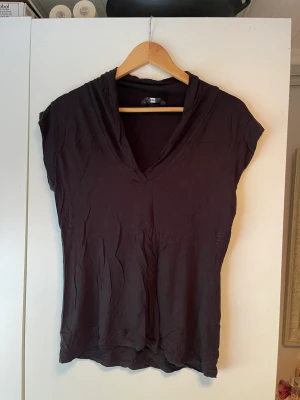 T-shirt - En svart t-shirt. Storlek: M