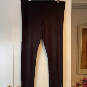 Leggings - Svarta leggings med dragkedjor nedtill. Storlek: L.