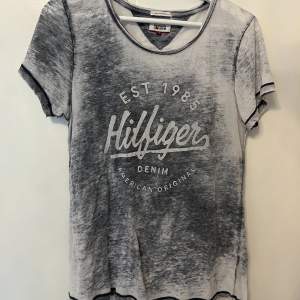 Säljer denna fina T-shirt från Tommy Hilfiger köpt på spanska NK i Palma. Storlek M