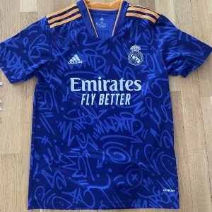 Real Madrid 21/22 fotbollströja, vinicius jr  - Hej jag tänkte sälja min vinicius tröja eftersom jag inte använder den.  Cond:10/10  Storlek: M 