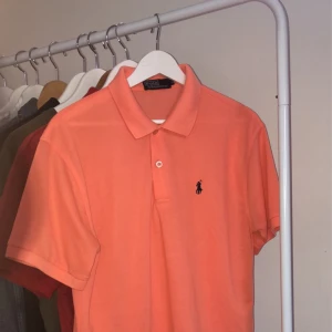 Ralph lauren tröja - Fräsch Ralph Lauren Piké i mycket bra skick, men säljer pga är fattig student