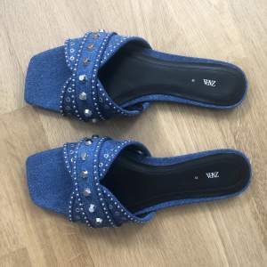Jättefina slutsålda sandaler från Zara 🤩🤩 Funderar på att sälja då de är lite stora på mig. Endast testanvända en gång!