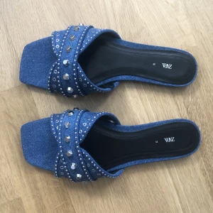 Sandaler - Jättefina slutsålda sandaler från Zara 🤩🤩 Funderar på att sälja då de är lite stora på mig. Endast testanvända en gång!