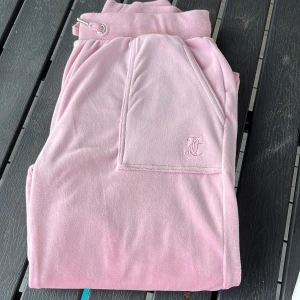 Juicy Couture storlek 10-11 år  - Säljer mina rosa Juicy Couture byxor storlek 10-11år i mycket bra skick, Inköpta på kidsbrandstore.