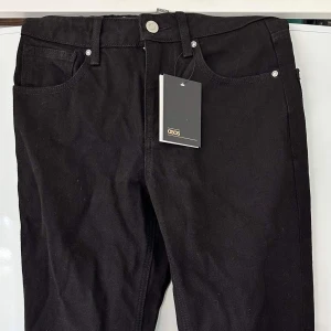 ASOS jeans - Läs bio! Raka svarta jeans från asos. Min systers gamla så kan inte ta bild på då dem är för små för mig (ca 165cm, storlek 36/S)