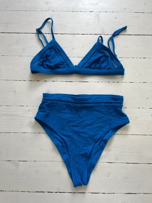 Bikini H&M - I mycket fint skick förutom att sömmen har släppt vid ena axelbandet men kan lätt fästas!  Överdel: strl 36 underdel: strl 34