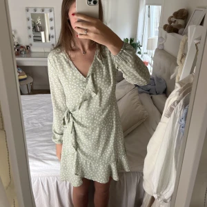 Sommarklänning - Supersöt blommig klänning från Only. Den är oanvänd och köptes för cirka 400kr. Storlek M.