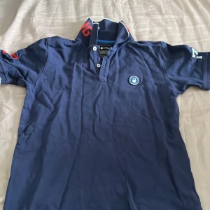 Sailracing pikétröja  - Sailracing tröja i barnstorlek 170 väldigt bra skick och väldigt snygg