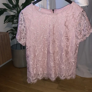 Rosa topp - I nyskick, rosa topp med dragkedja bak och detaljer.