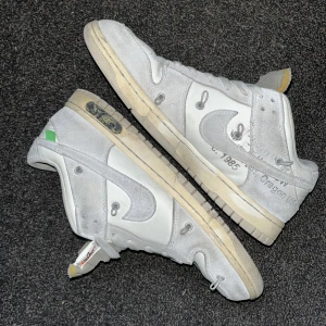 Nike Offwhite dunks lot 32 - Tappat bort de mörkblå snörena till skorna och taggen tog skada så fick ta bort den. Värde ca 6500 kr. Pågrund av tillståndet så säljer ja skorna för 1500 kr. Vid snabb affär kan ja gå ner mycket. St 45 men passar ev st 44. 