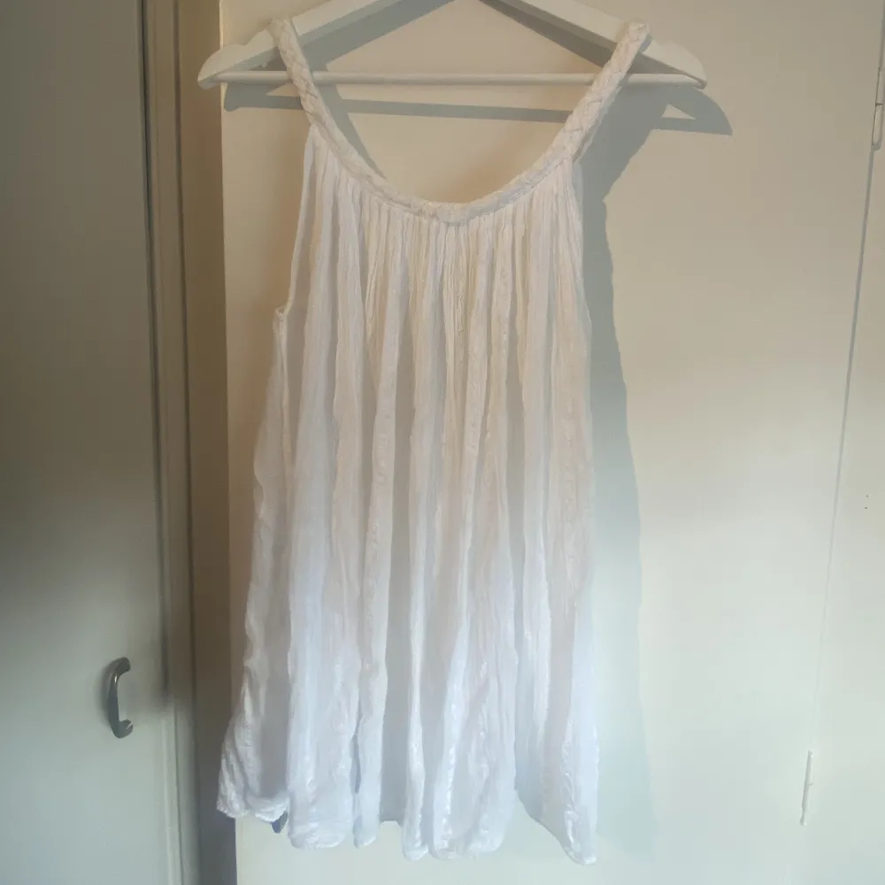 En vit kort klänning som är perfekt nu på sommaren, den går både att klä upp och ner då jag både använt den på fina tillställningar och som strandkläning. Det står ingen lapp i (då ingen storlek eller märke i🩷. Klänningar.
