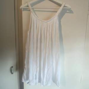 En vit kort klänning som är perfekt nu på sommaren, den går både att klä upp och ner då jag både använt den på fina tillställningar och som strandkläning. Det står ingen lapp i (då ingen storlek eller märke i🩷
