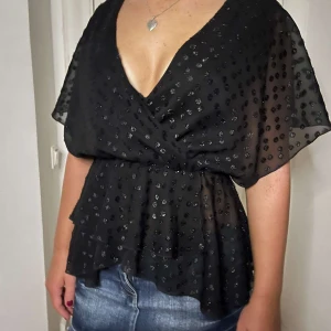 Festtopp - En glittrig topp använd ett fåtal gånger i ett lätt material.