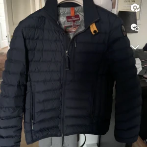 Parajumper jacka - Hej Säljer denna jacka nu pågrund utav att den inte har någon användning, har bara legat i garderoben. Nyskick 10/10 kvitto medföljer och har inga skador eller fläckar. Säljer den  billigt för att jag sparar pengar till moppe 