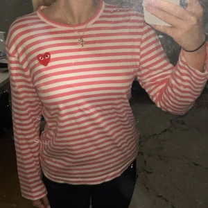 Tröja - En rosa-vit randig tröja från Comme des Garçons. Knappt använd, väldigt bra skick.  (Nypris 1 400kr) 