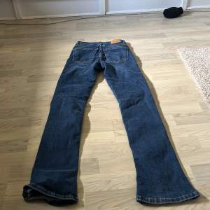 Högmidajade slim bootcut jenas, endast testade.. min mamma köpte dom till mig men dom passade tyvärr inte 