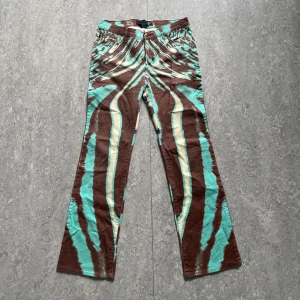 Vintage Cavalli Pants multicolored W28 - Mönstrade byxor från märket Cavalli. Inga defekter och i toppen skick! På lappen står det w30 men skulle säga att det är en W28!  köpta secondhand! FRAKT INGÅR💌💌