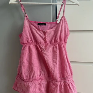 Rosa linne tröja - Köpte nyss har ej använ,köpt på secondhand men den är tvättad 