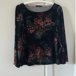 Blommig sammet tröja - Långärmad sammet tröja med blommor och svart bakgrund 