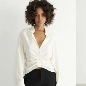 Oanvänd blus från Gina  - Helt ny blus från Gina Tricot. Säljer pga att den var lite för stor för mig. 