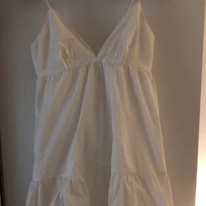 Klänning - Super söt sommar klänning från zara❤️‍🔥❤️‍🔥storlek M men sitter som en S