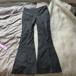 Prada utsvängda kostymbyxor  - Svinsnygga prada byxor, köpta på vestiare collective för 1000kr. Tyvär är dessa för små för mig( så har tyvär ingen bild på). Storlek 38 (italiensk storlek)  men passar nog någon som är runt storlek 34. Midjemått 74 cm. Innerbenslängd 73 cm. 