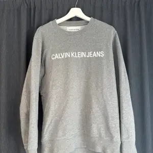 Säljer min Calvin Klein sweatshirt som är använd men fortfarande väldigt bra skick!  Stl L Ny kostar den 800kr! 