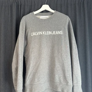Calvin Klein sweatshirt  - Säljer min Calvin Klein sweatshirt som är använd men fortfarande väldigt bra skick!  Stl L Ny kostar den 800kr! 