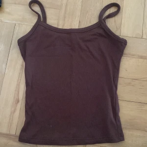 Brunt linne - Gulligt brunt linne köpt för ungefär ett år sedan men aldrig använt då jag inte tycker att jag passar i det. Färgen är mest lik tredje bilden. Skriv för fler bilder eller frågor. Köparen står för fraktkostnaden 🩷