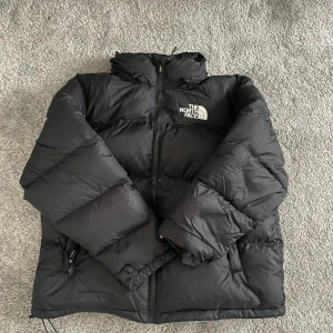 North face jacka stl XL - North face jacka säljes i bra skick lappen sitter kvar
