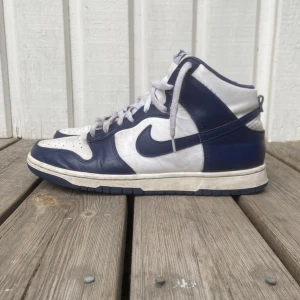 DUNK ”MIDNIGHT NAVY” HIGH - Ett par snygga Nike Dunks i bra skick. Skorna är perfekta nu under sommaren och riktigt bekväma att gå runt i. Hade du köpt dom här skorna helt nya hade det kostat 2699kr.
