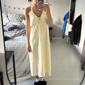 Klänning - halterneck klännig från by insomnia som aldrig är använd. Slutar strax över ankel på mig som är ca 170🤩😋