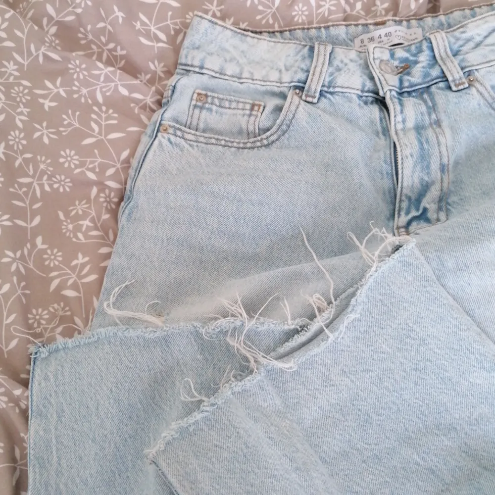 Materialet är mycket bra, bekvämt och mjukt.  Jag köpte dem i Spanien för ett tag sedan men jag gillade inte hur de såg ut på mig.. Jeans & Byxor.