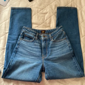 Jeans - Säljer dess högmidjade jeans i strl W26 L33 då de inte används längre. De är straight leg och i fint skick. 