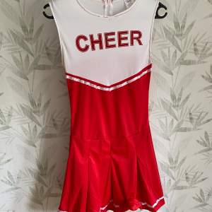 En cheerleaders kostym som är använt 3 gånger. Är köpt ifrån party hallen.