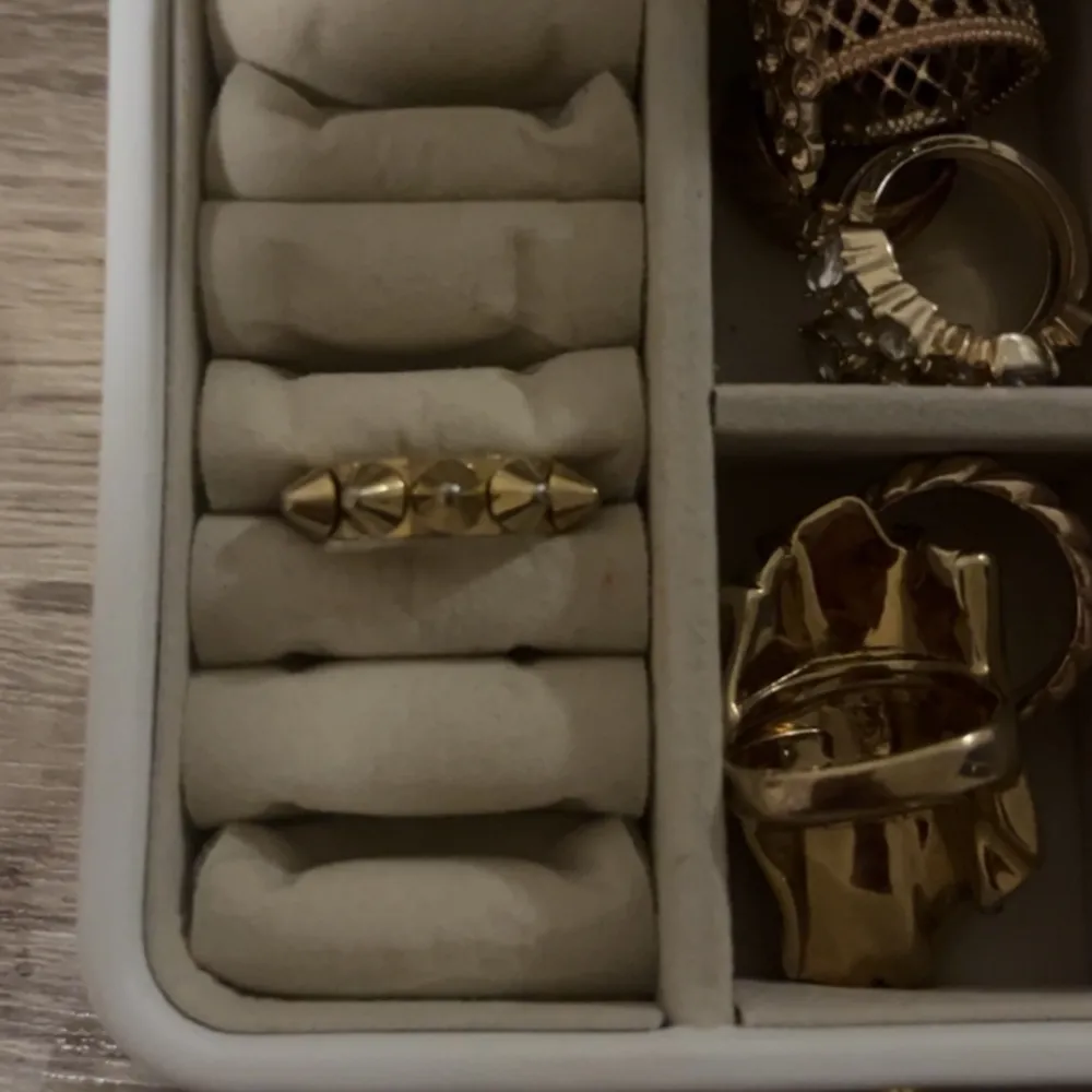 super snygg edblad ring i guld, passar till många outfits . Accessoarer.