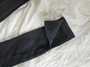 Byxor med slits låg midja  - Endast tvättade. Storlek 170 men passar även xs. Låg midja.