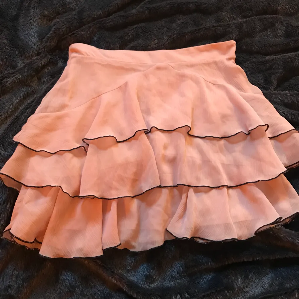 Jättefin kjol från zara i rosa/beige färg. Säljer då den inte kommer till användning längre. Bara använd fåtal gånger ❤️‍🔥💞. Kjolar.