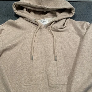 Les deux hoodie - Säljer min Les Deux hoodie då jag aldrig använder den. Hoodien är helt fri från flaws. Storlek XL, lite mindre i storleken.  Skriv vid intresse ☺️