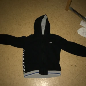 Hugo boss kofta  - Säljer Hugo boss kofta bra skick inget fel ingen fläck och inget håll