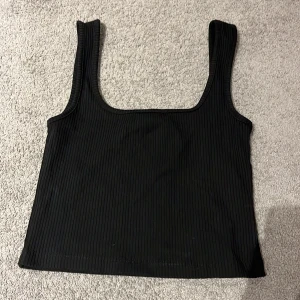 Svart top - Oanvänd top från lager 157, prislapp kvar. Köpt för 100 men säljer för 50💓