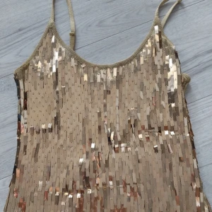 Snygg festlig topp - I as bra skick storlek XS/S Tryck ej på köp nu  