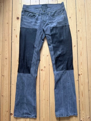 Acne leather patch denim - Vintage acne jeans med läder patches, bra condition kan nog passa w31