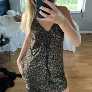 Zara klänning - Cool klänning från zara, nästan aldrig använd, känns som ny❣️