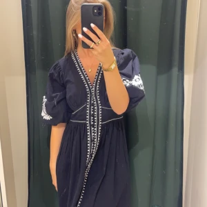 Klänning - Säljer min nyköpta klänning från Indiska då jag inte hunnit använda den o jag har fler klänningar som bara hänger i garderoben. Den är i svart linnetyg. Lite oversize så skulle passa en S också. Nypris 900kr