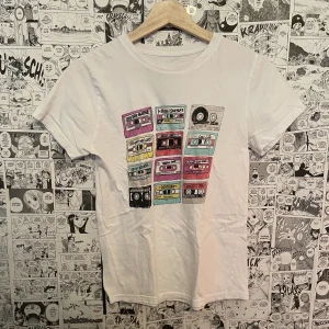 Tröja med tryck - Tröja med tryck som ska likna casettband, hör av för bilder eller frågor!