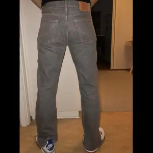 Gråa Levi’s jeans i storleken W33/L36🩶 Dessa jeans har slits längst nere vid fotändorna 🤙🏼 Jeansen har inga defekter eller fläckar😎 Om ni har några frågor så är det bara att skriva🫶🏼  (Ps: modellen bär W32/L34 men jeansen satt ändå lite tajt) 