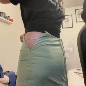 Mintgrön miniskirt - som det syns på första bilden är denna FÖR liten för mig. skulle säga att den passar xs-s🫶🏼använt två gånger för att prova (en för bilderna) den har snören som jag antar att man ska knyta runt midjan på något sätt?🥲 köpt på hm förra sommaren