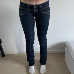 Pepe Jeans - Köpta secondhand, ganska använda, bra skick, osäker på strl, skriv om du vill ha mått eller fler bilder. Är 1,72 och sitter inte för långt och inte för kort på mig.💕Köpare står för hela frakten💕